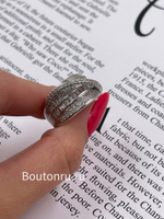 Кольцо серебристое с камнями и стразами