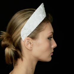 Кокошник M из белого жаккарда с декором