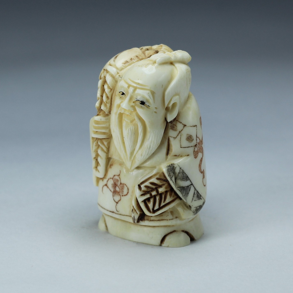 Нэцкэ Дзюродзин с рыбой на плече старый