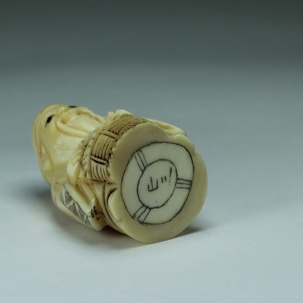 Нэцкэ Дзюродзин с корзиной рыбы