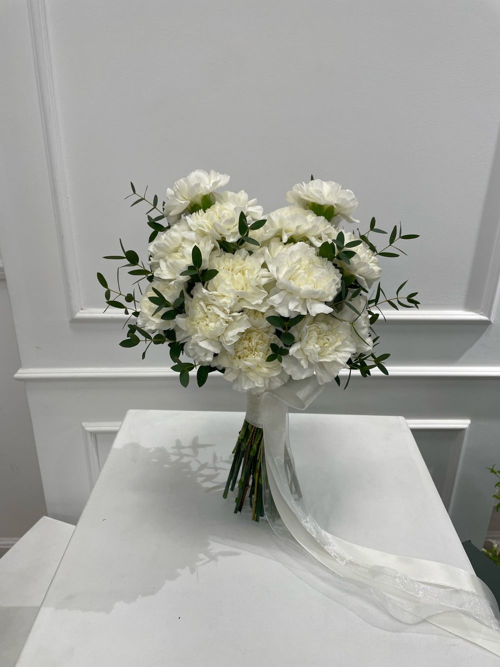 Свадебный букет из диантусов и эвкалипта