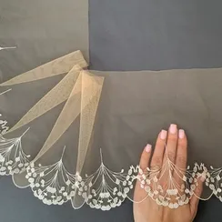 Вышивка на сетке телесная/белая 22 см