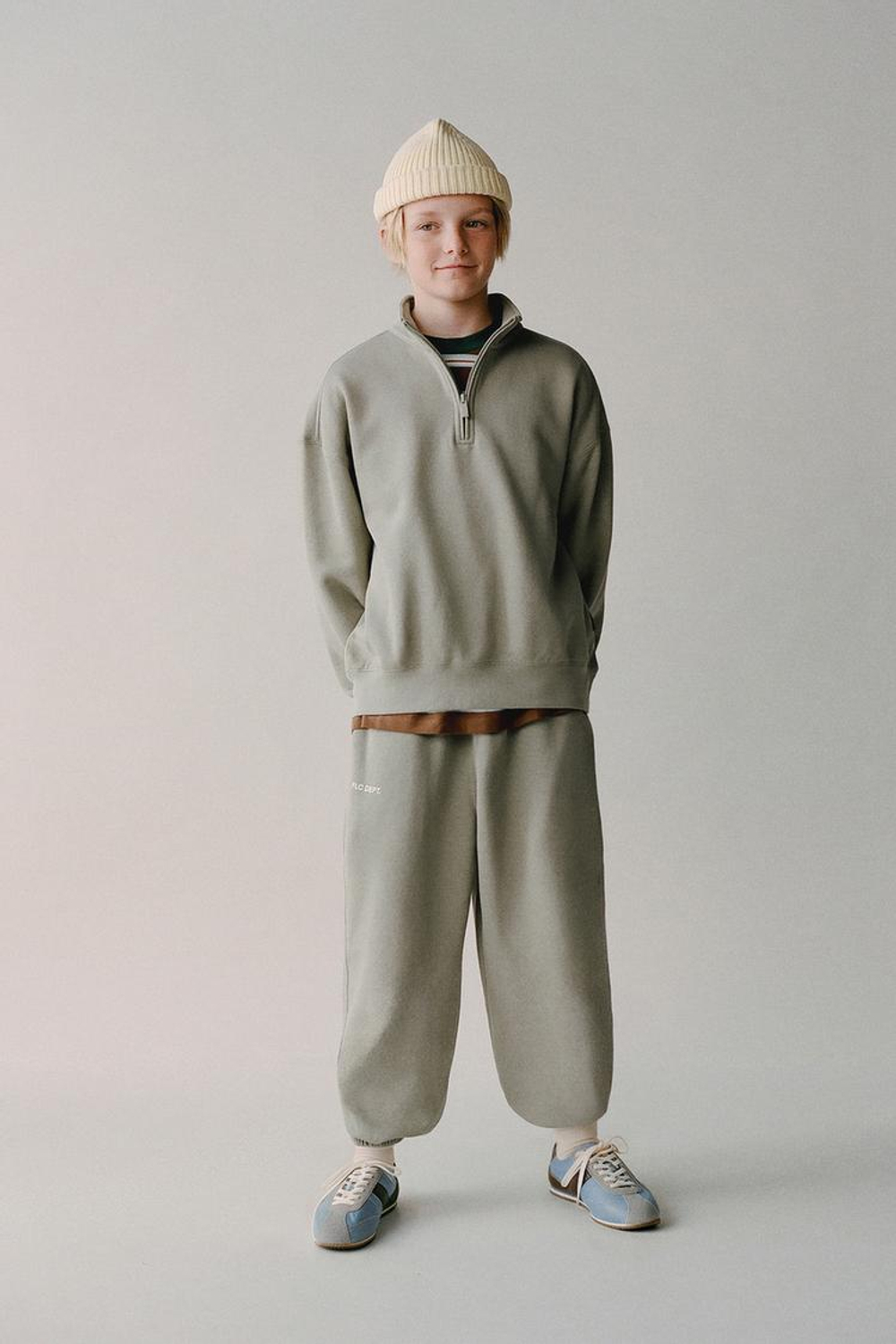 ZARA БАЗОВАЯ ТОЛСТОВКА С НАШИВКОЙ, ОЛИВКОВЫЙ