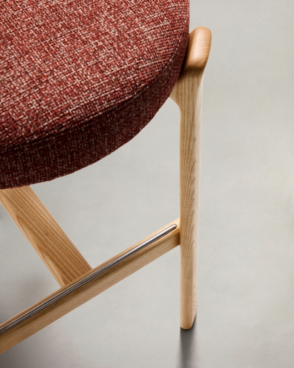 Барный стул Granite из терракотовой синели и ясеня с натуральной отделкой 75 см