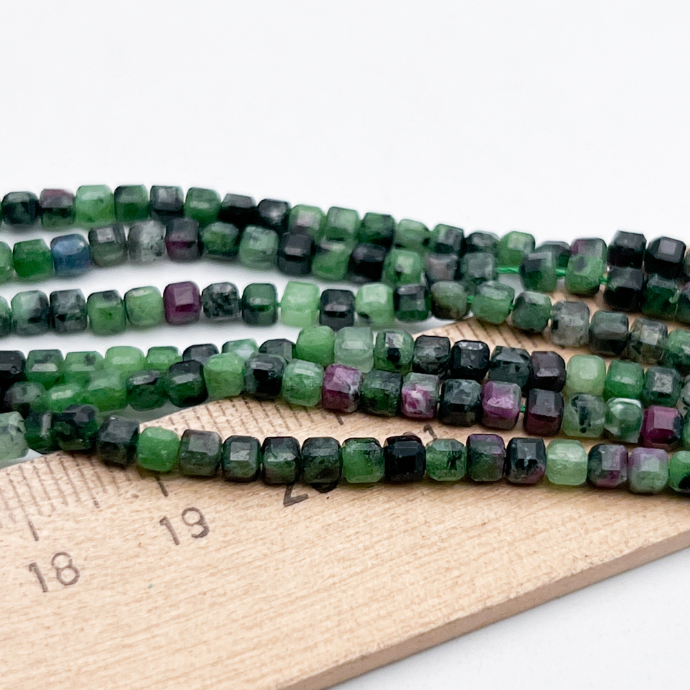 Цоизит куб бусины, размер около 3-3,2 мм, цена за отрезок 19 см (1/2 нити)