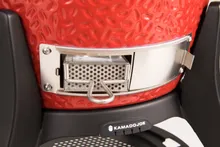 Керамический гриль Kamado Joe Classic III Stand Alone, 46 см (красный), на столе из дуба
