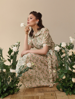 Платье с отложным воротником