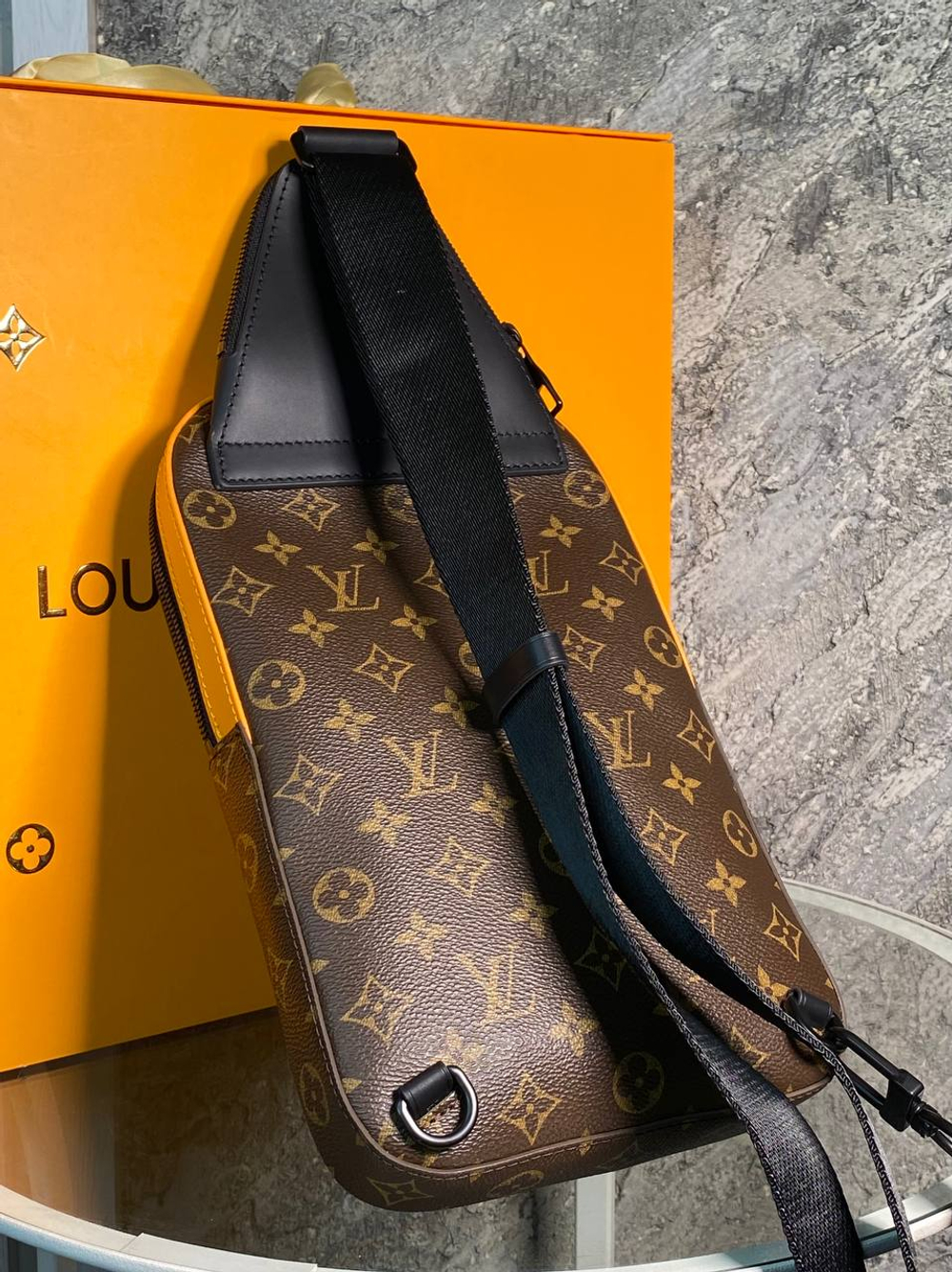 Сумка-мессенджер Louis Vuitton