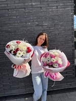 Букет с розовыми пионовидными розами и ромашками