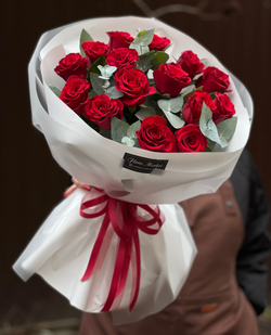 Букет из красных роз и эвкалипта в авторском оформлении