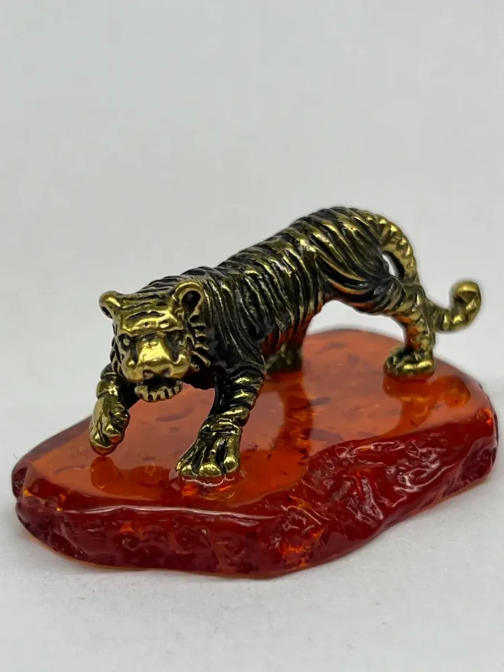 Бронзовая статуэтка на янтаре