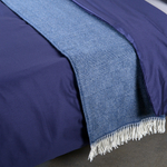 Плед из шерсти мериноса синего цвета из коллекции essential, 130х180 см