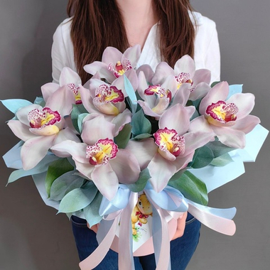 Коробка с 9 розовыми орхидеями и белыми веточками рускуса