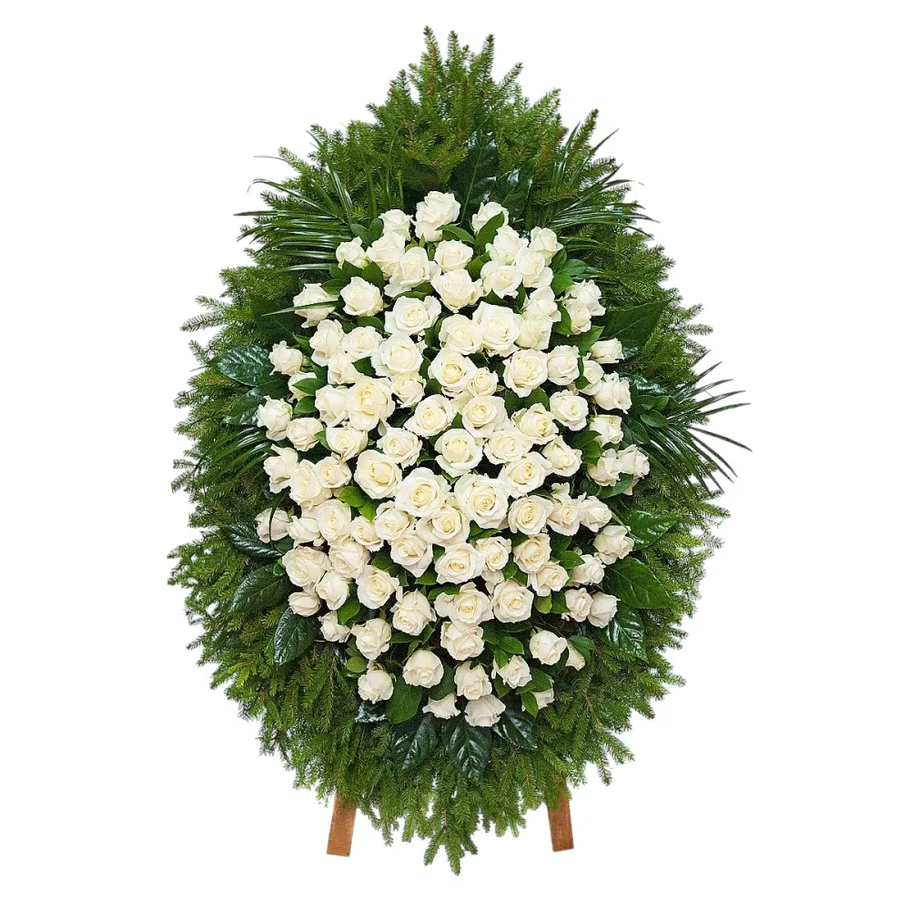 Венок из живых белых роз и натуральной хвои на деревянной подставке