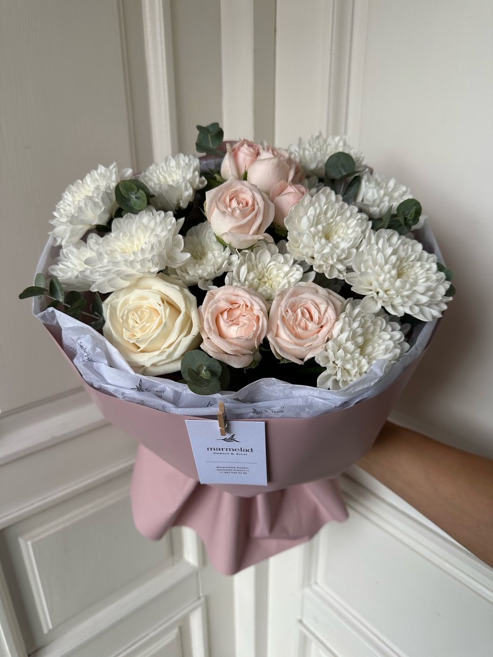 Сборный букет их хризантемы, кустовой пионовидной розы и эвкалипта