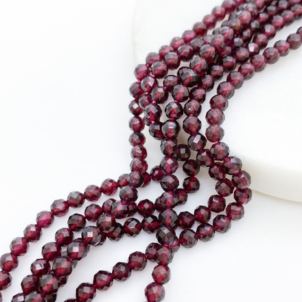 Гранат альмандин граненый бусины, размер около 3,7-3,9 мм, цена за отрезок 19 см (1/2 нити)
