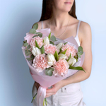 Стильный нежный букет тюльпаны, диантус и эвкалипт