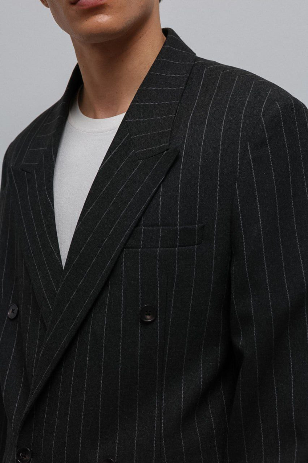 Серый двубортный костюм в крупную полоску