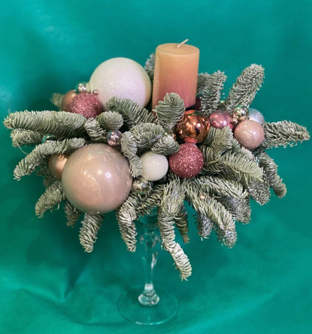 Новогодняя композиция на стеклянной подножке