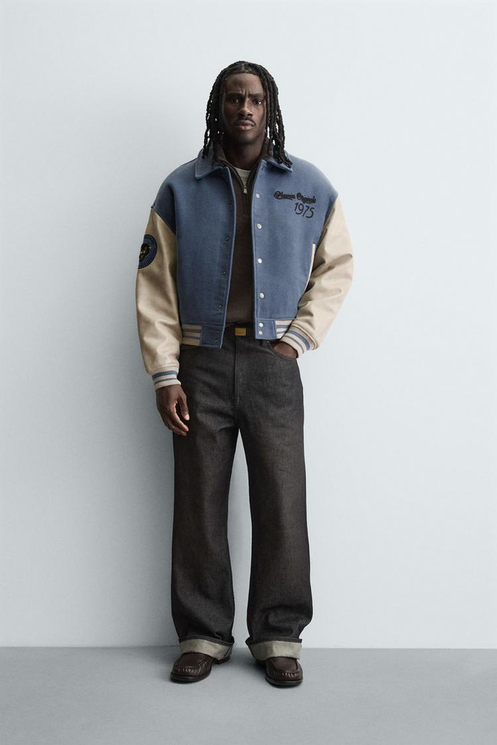 ZARA УТЕПЛЕННЫЙ БОМБЕР С НАШИВКАМИ, СЕРО-СИНИЙ