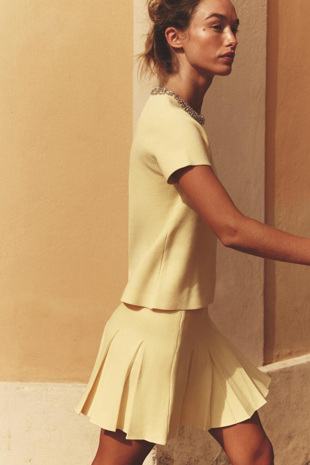 ZARA ТРИКОТАЖНАЯ МИНИ-ЮБКА В СКЛАДКУ, СВЕТЛО-ЖЕЛТЫЙ