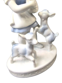 Статуэтка "Поющая девушка с лютней и ягнятами" Gerold & Co