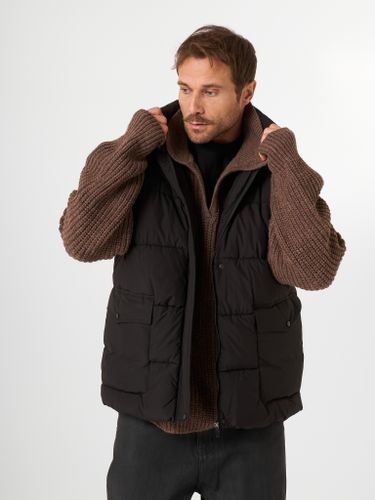 Черный утепленный жилет QWE