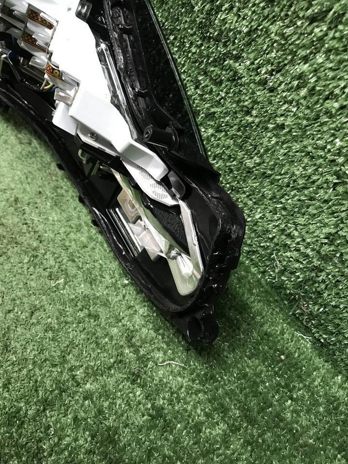 Стекло фары левое Toyota Camry xv70 (2017-2021)