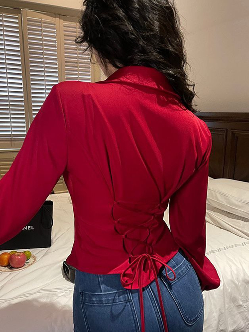 Атласная красная рубашка