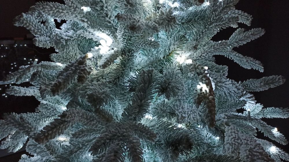 Заснеженная ель с гирляндой «Россо» холодный свет (Литая+пвх) от 1.2 до 2.4 м