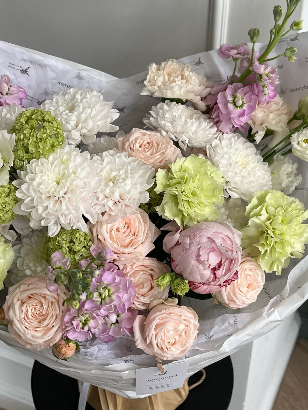 Букет сборный из хризантемы, диантусов, маттиолы, вибурнума и хризантемы