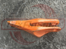 Зуб боковой Hitachi 56440-50023 Hitachi LX110 Оригинал