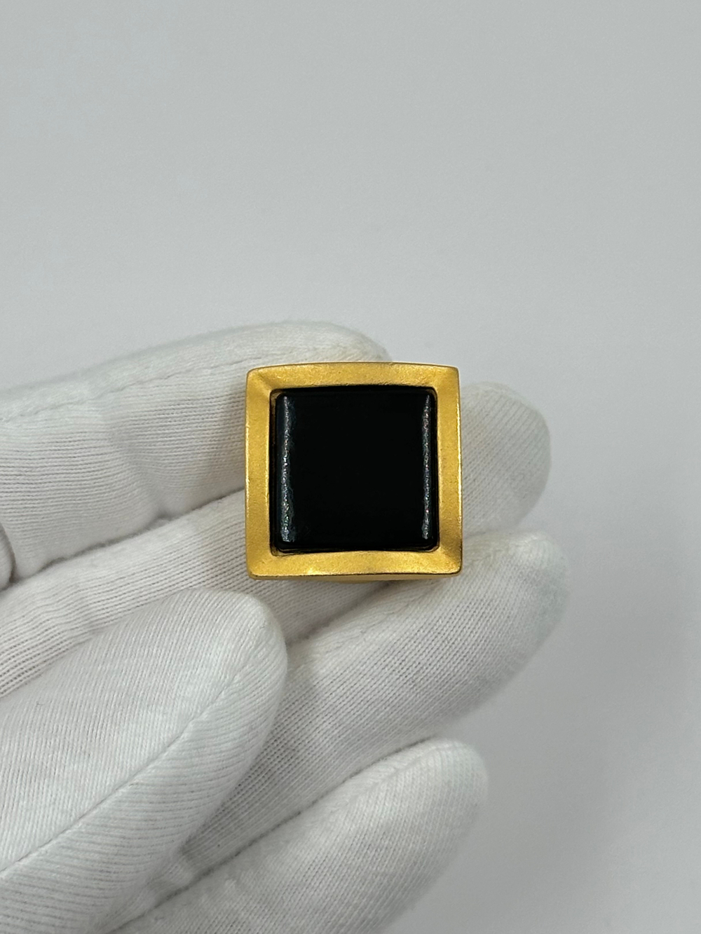 Накладка на пуговицу с чёрной вставкой