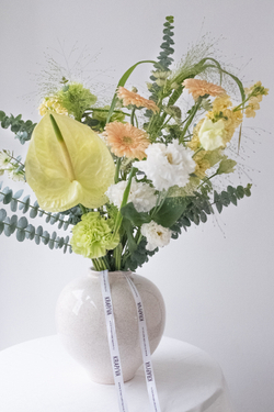 купить нежный букет с антуриумом в подарок маме