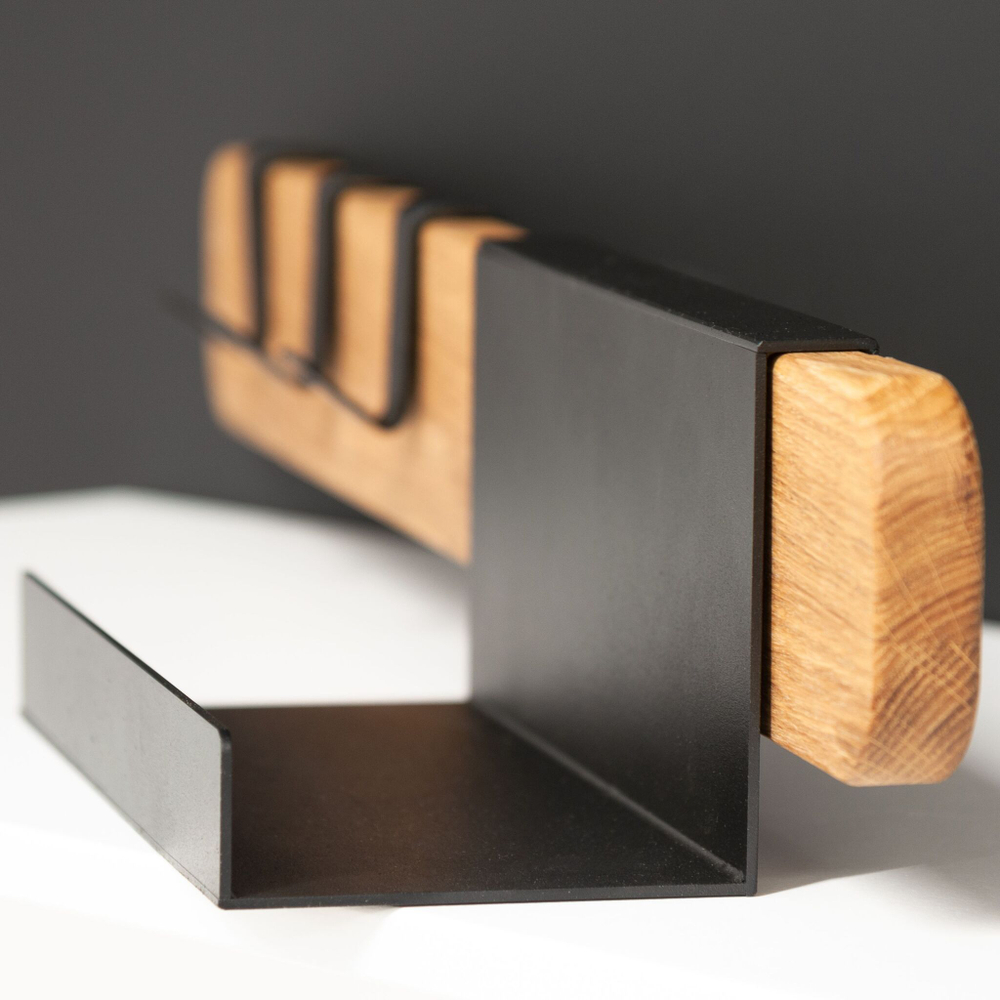 Настенная вешалка для одежды из дуба