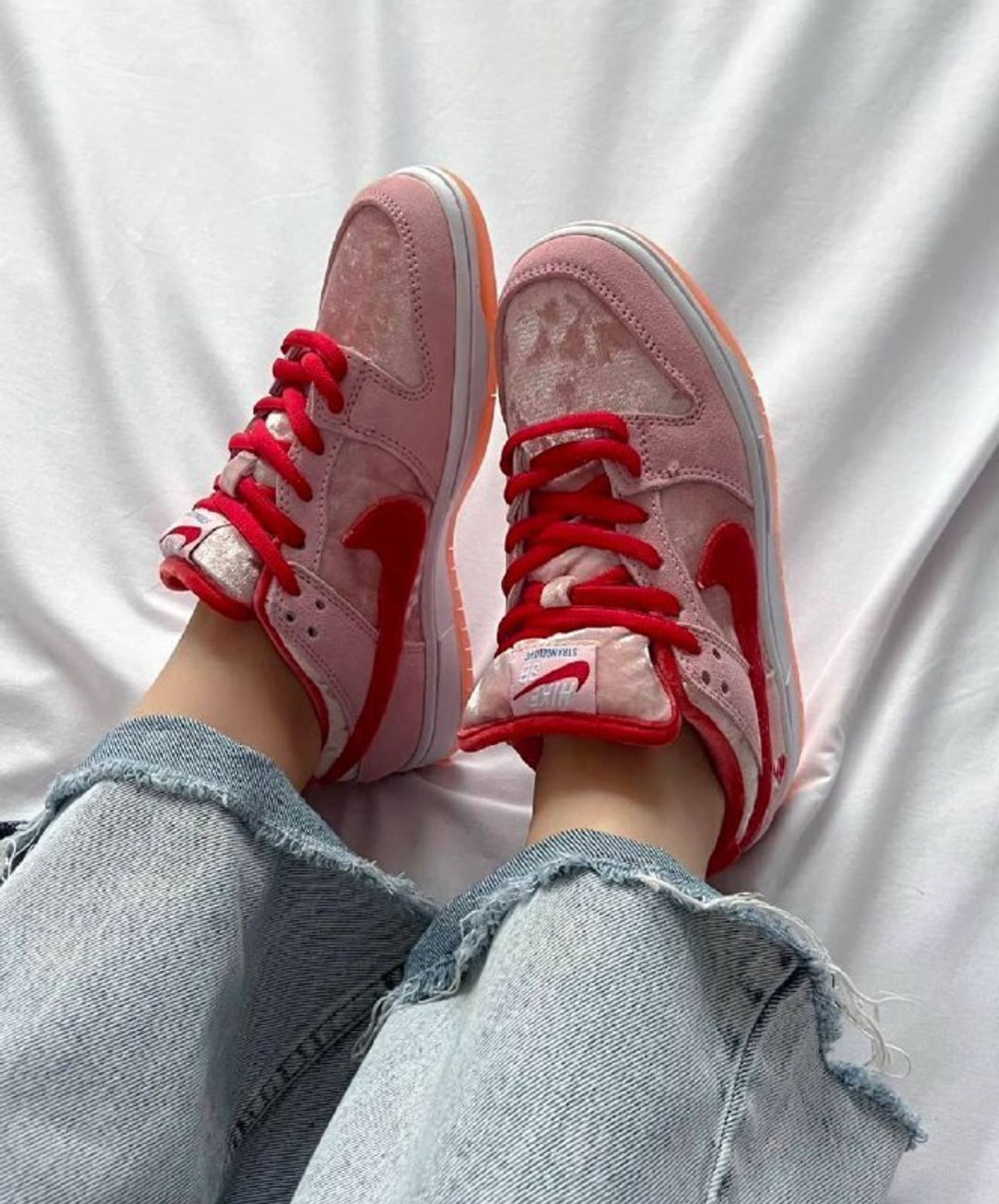 Женские кроссовки Strange Love x Nike SB Dunk Low