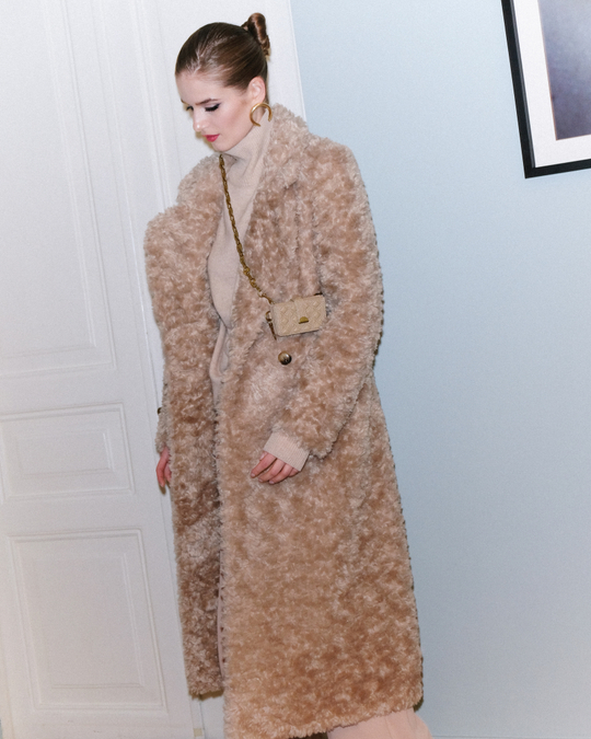 Шуба из натуральной шерсти под каракульчу