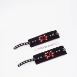 Черные кожаные наручники с красным декором и строчкой