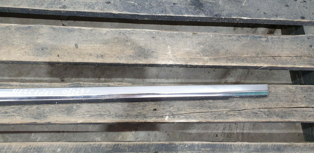 Молдинг двери задней левой Mercedes E (W213) 16-нв Б/У Оригинал A2137300124