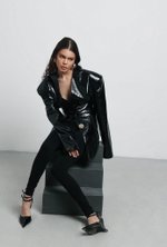 Приталенный жакет с объемными плечами