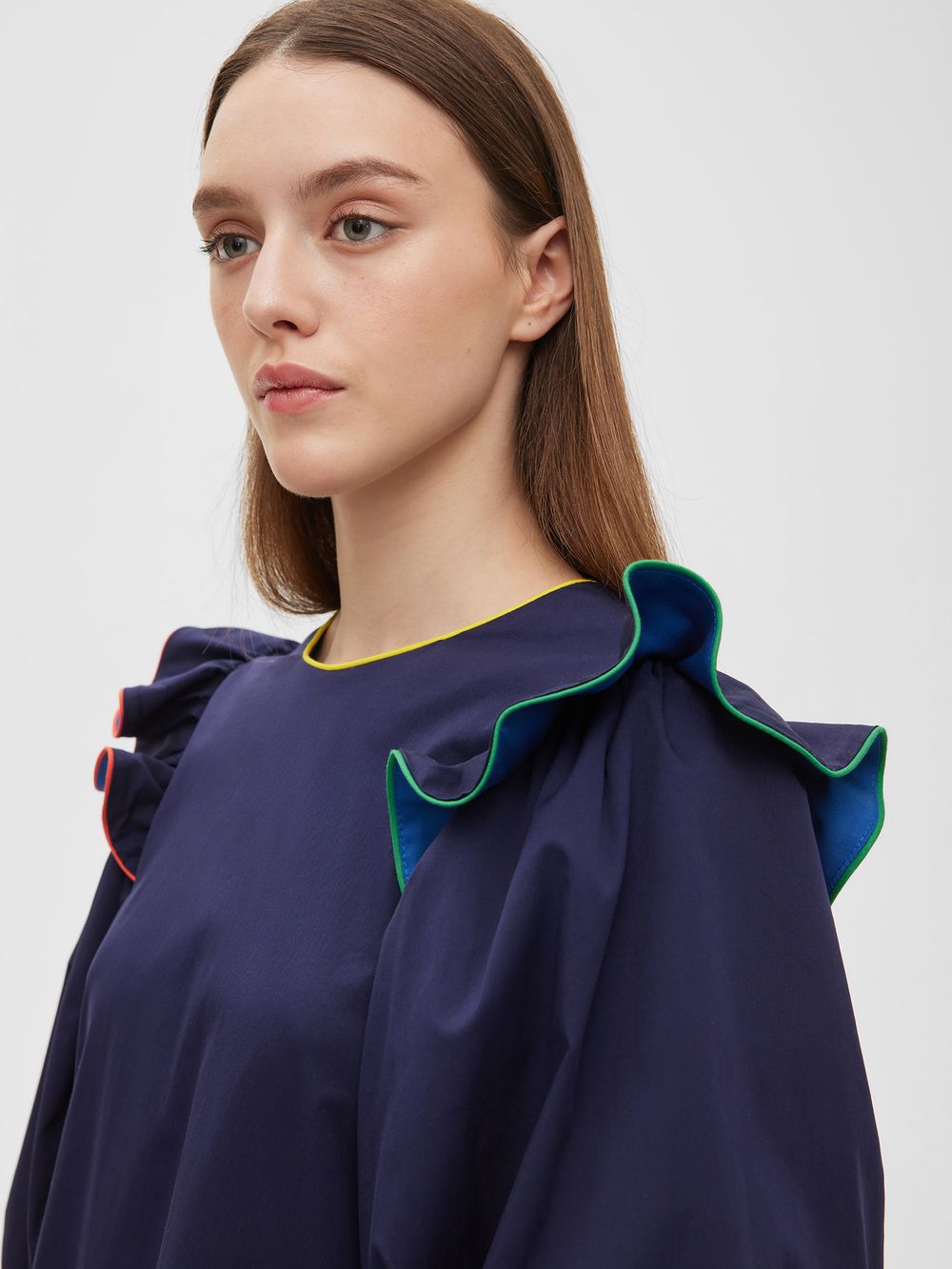 Платье с воланами темно-синего цвета с разноцветной отделкой