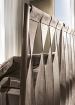 Двуспальная кровать с металлическим изголовьем