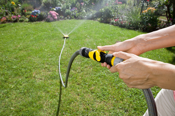 Коннектор с регулятором потока воды