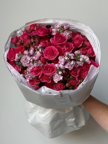 Букет из кустовых роз в ярком оттенке и кустовой маттиолы