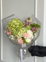 Букет сборный из гортензии, диантусов, молуцеллы, скабиозы и маттиолы