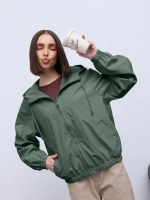 Ветровка с капюшоном