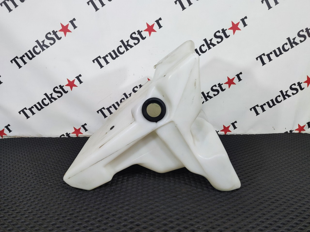 Бачок омывателя лобового стекла 2018г.