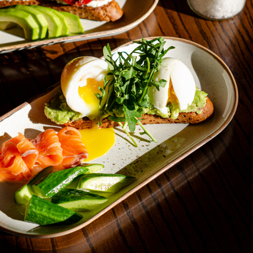 Брускетта с яйцом пашот