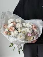 Букет сборный из хризантемы, маттиолы, ромашки и кустовых пионовидных роз