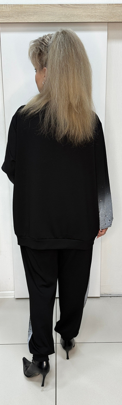 Черный трикотажный костюм со стразовым принтом